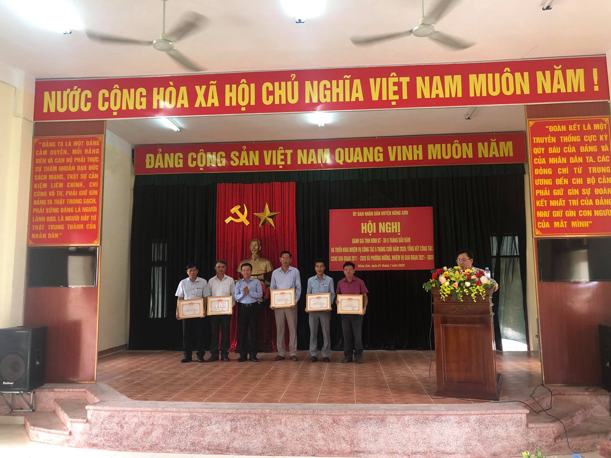 Hội nghị khen thướng các tập thể và cá nhân có thành tích xuất sắc trong công tác cải cách hành chính