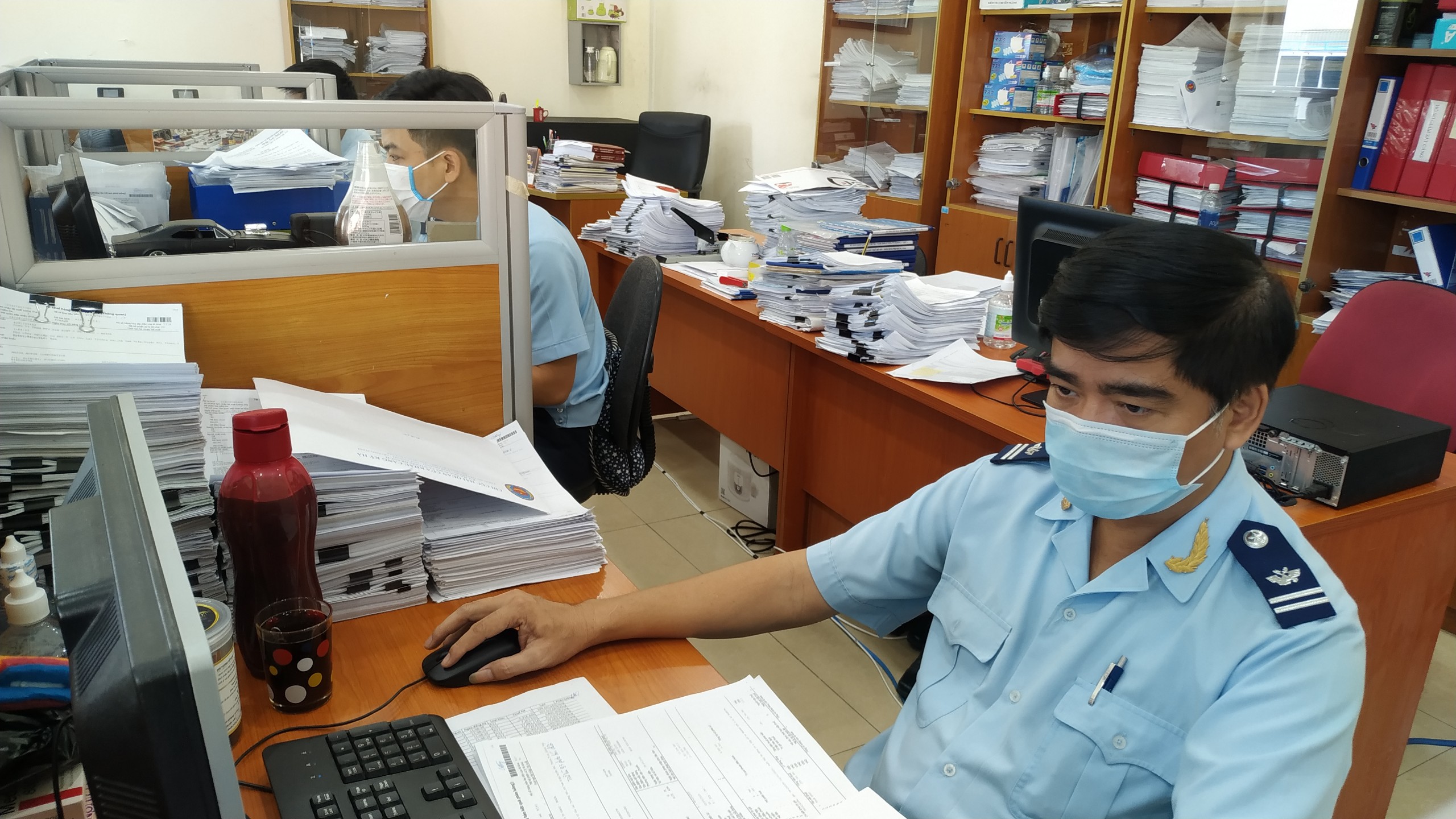Công chức Hải quan làm thủ tục cho doanh nghiệp